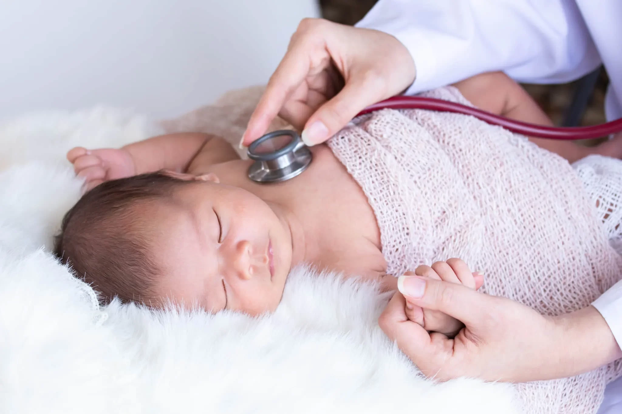 赤ちゃんに聴診器をあてる女性医師